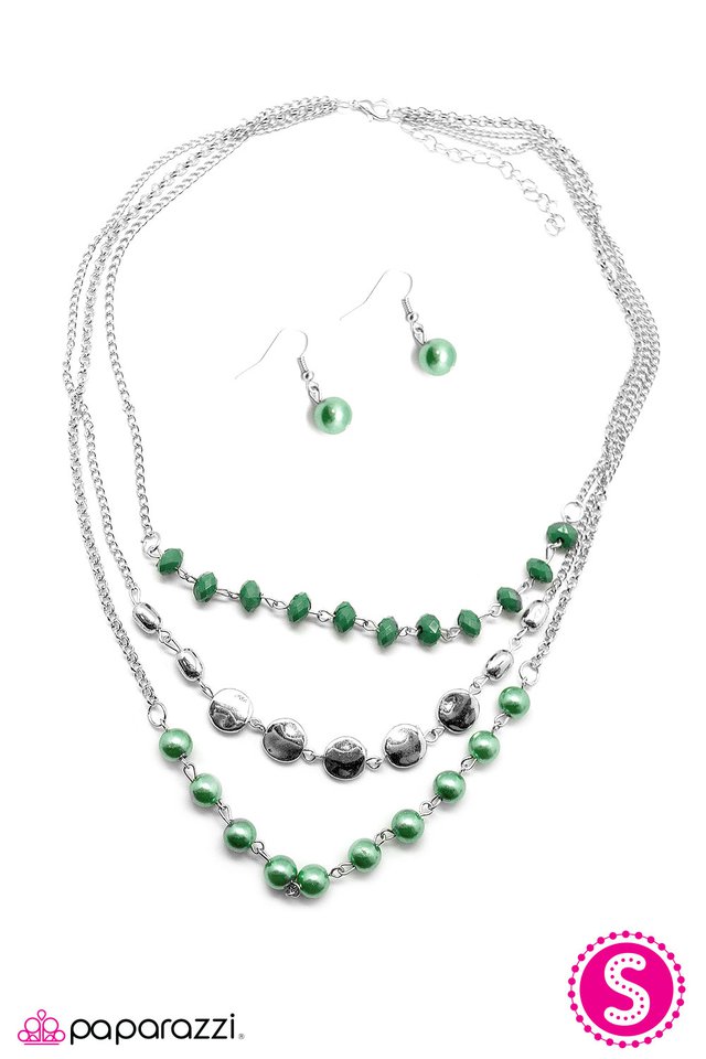 Paparazzi ♥ Living The Glamorous Life - Green ♥ Necklace