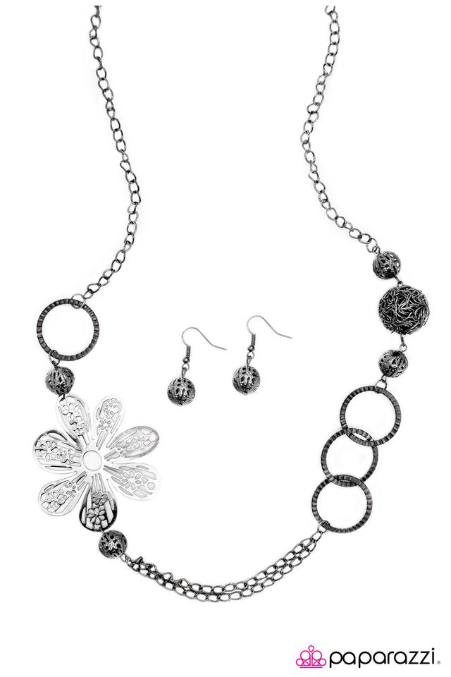 Paparazzi ♥ Flower Sonata - Black ♥ Necklace