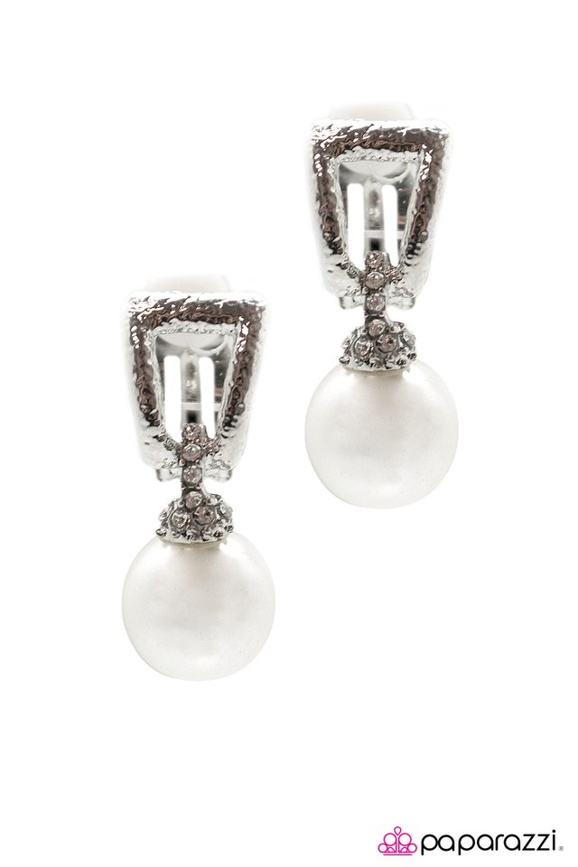 Paparazzi ♥ Pearls and Tiaras - White ♥ Clip-On