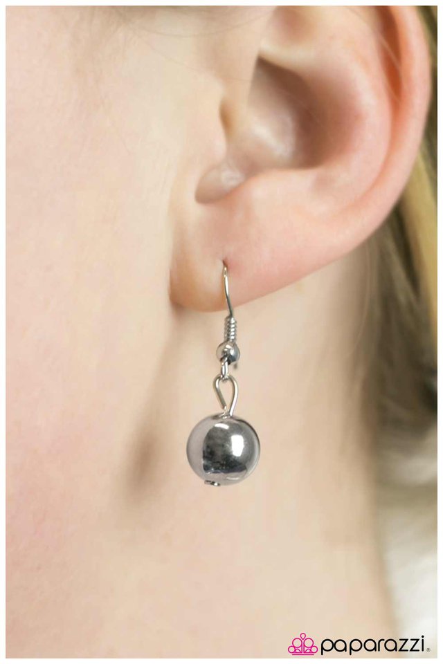 Paparazzi ♥ Somewhere Over the Metallic Rainbow - White ♥ Necklace