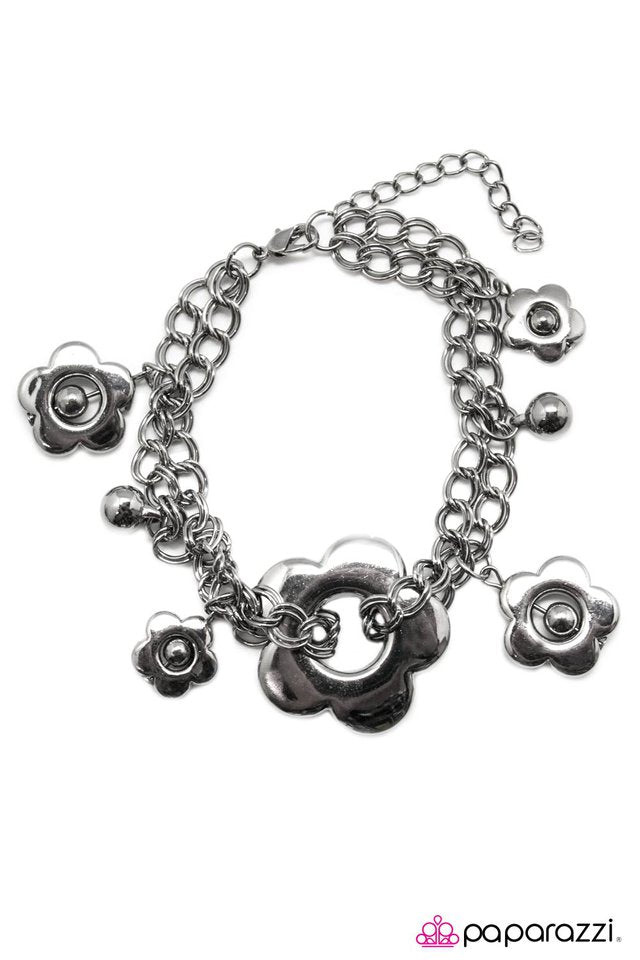 Paparazzi ♥ Dance of the Daisies - Black ♥ Bracelet
