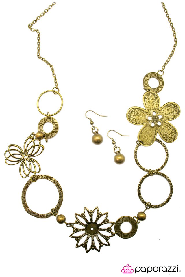 Paparazzi ♥ In Full Bloom - Brass ♥ Necklace