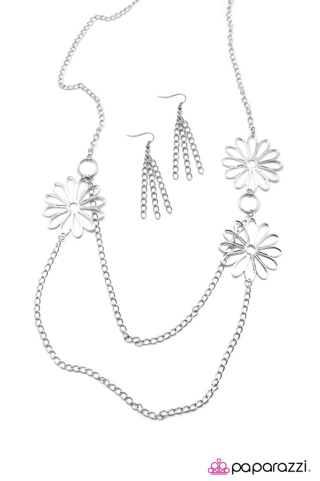 Paparazzi ♥ What A Wonder - Silver ♥ Necklace