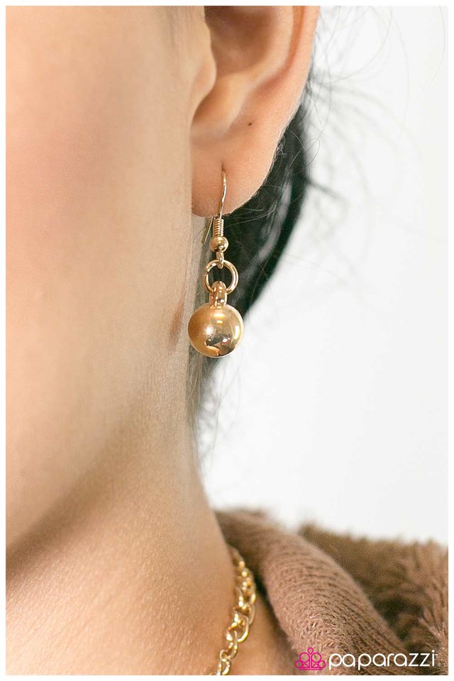 Paparazzi ♥ Fresh As A Daisy - Gold ♥ Necklace