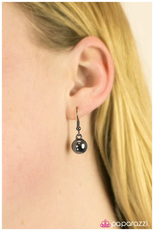 Paparazzi ♥ Happy As The Day Is Long - Black ♥ Necklace