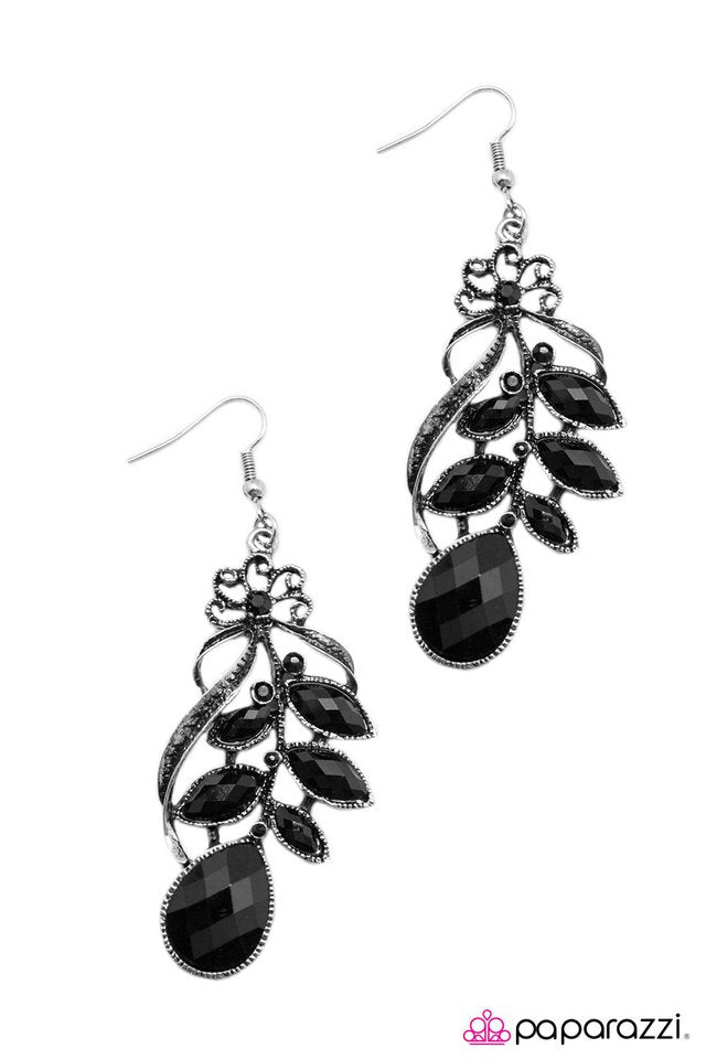 Paparazzi ♥ Long Live The Queen - Black ♥ Earrings