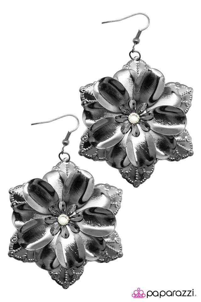 Paparazzi ♥ Took Me By Surprise - Black ♥ Earrings