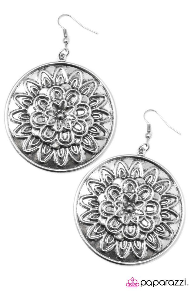 Paparazzi ♥ Flower Bomb - Silver ♥ Earrings