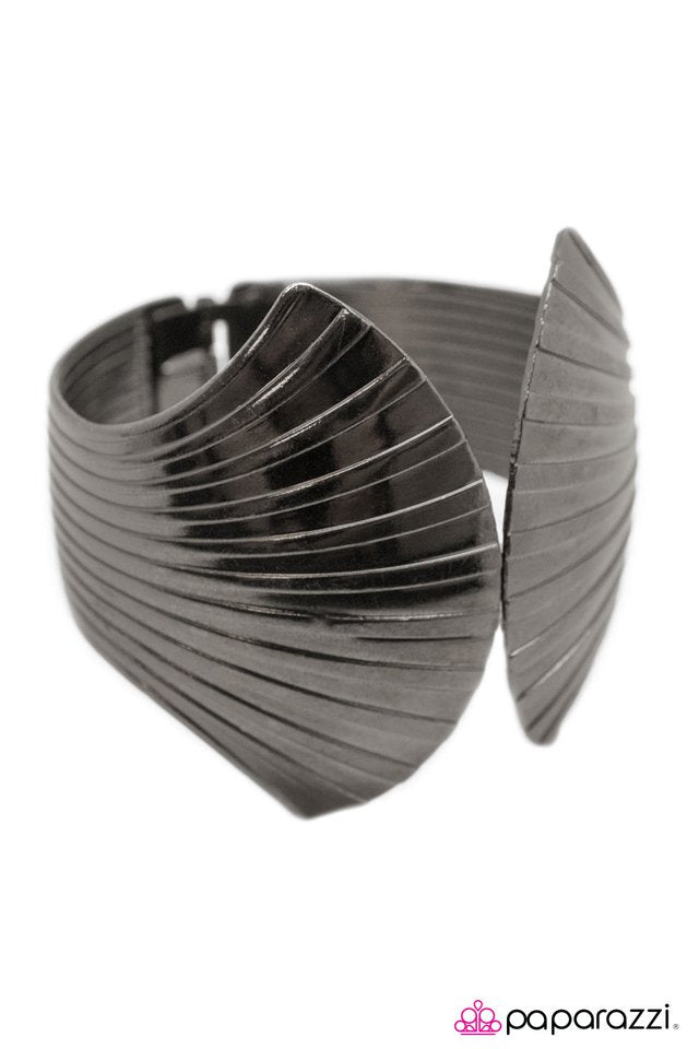 Paparazzi ♥ Clam Up - Black ♥ Bracelet