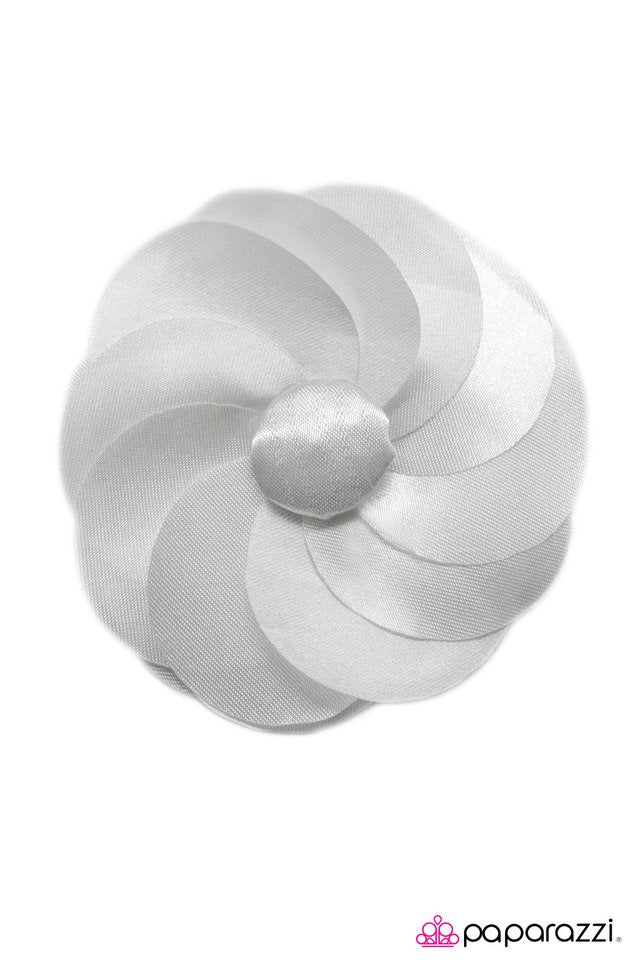 Paparazzi ♥ Damsel In Distress - White ♥ Hair Clip