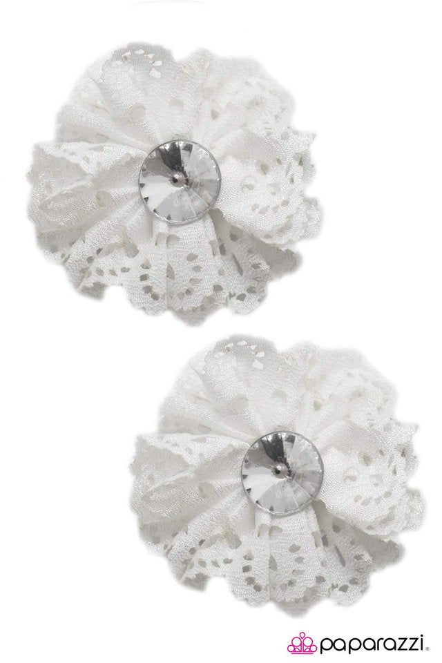 Paparazzi ♥ A LACY Sunday - White ♥ Hair Clip