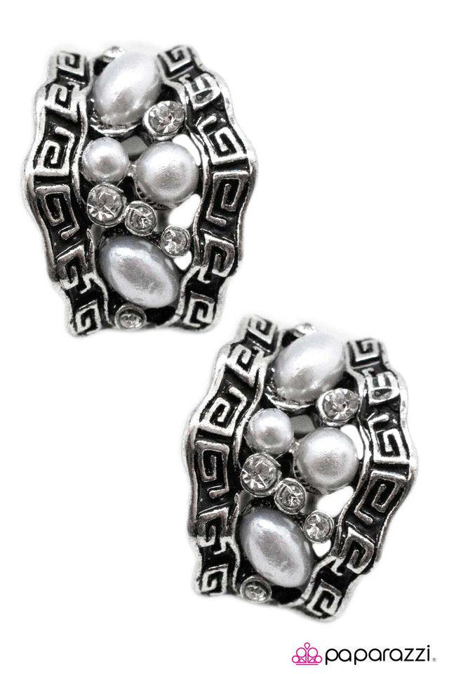 Paparazzi ♥ You Aint Seen Nothing Yet! - Silver ♥ Clip-On