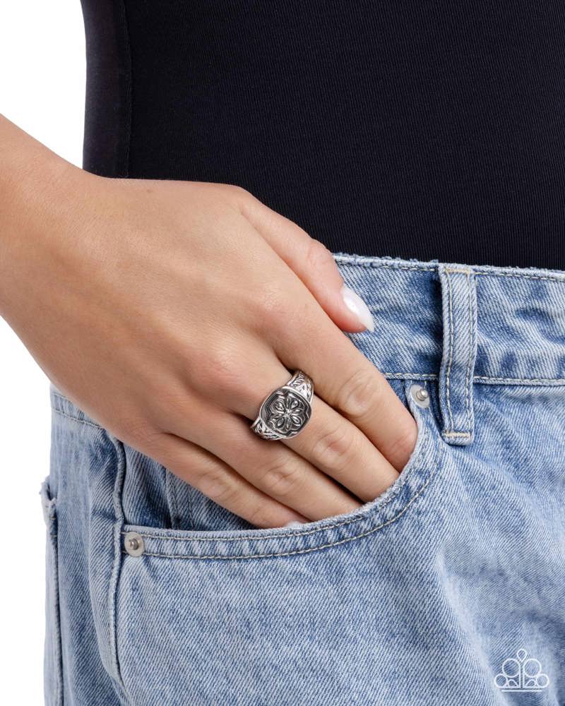eye-catching-emblem-silver-81202-p4da-svxx-144xx