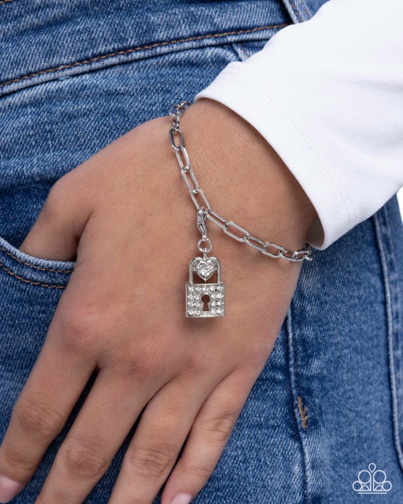 committed-chic-white-82075-p9cb-wtxx-098xx