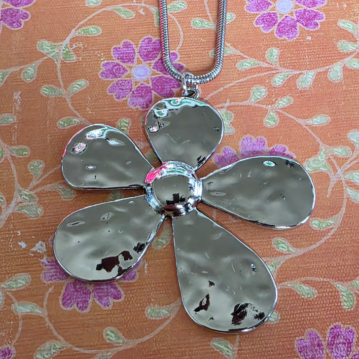 Paparazzi ♥ Gratifying Garden - Silver ♥  Necklace