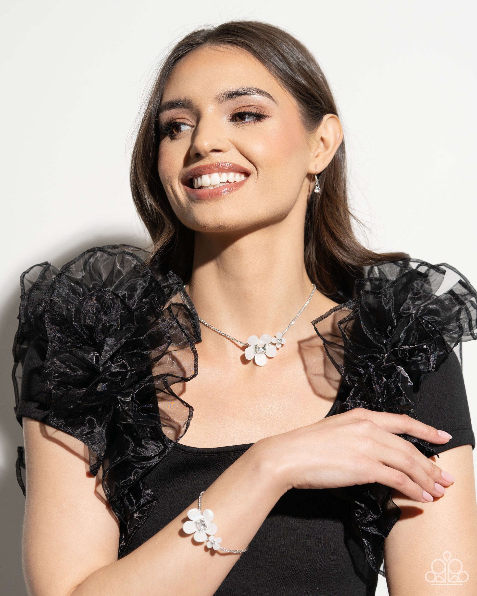 dainty-deduction-white-p2re-wtxx-681vh