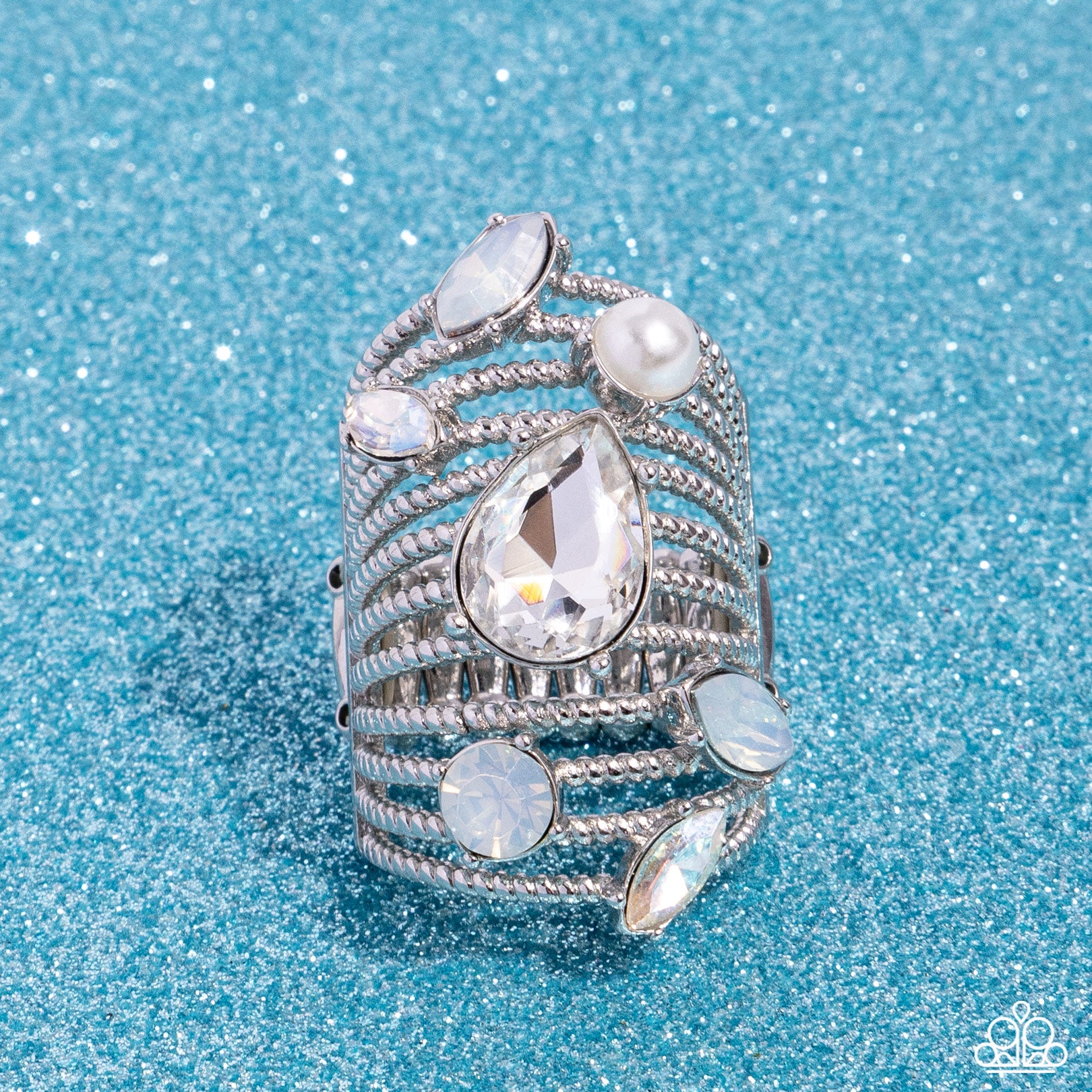 ホワイトタペストリー。 Paparazzi ♥ Treasure Tapestry - White ♥ Ring – LisaAbercrombie