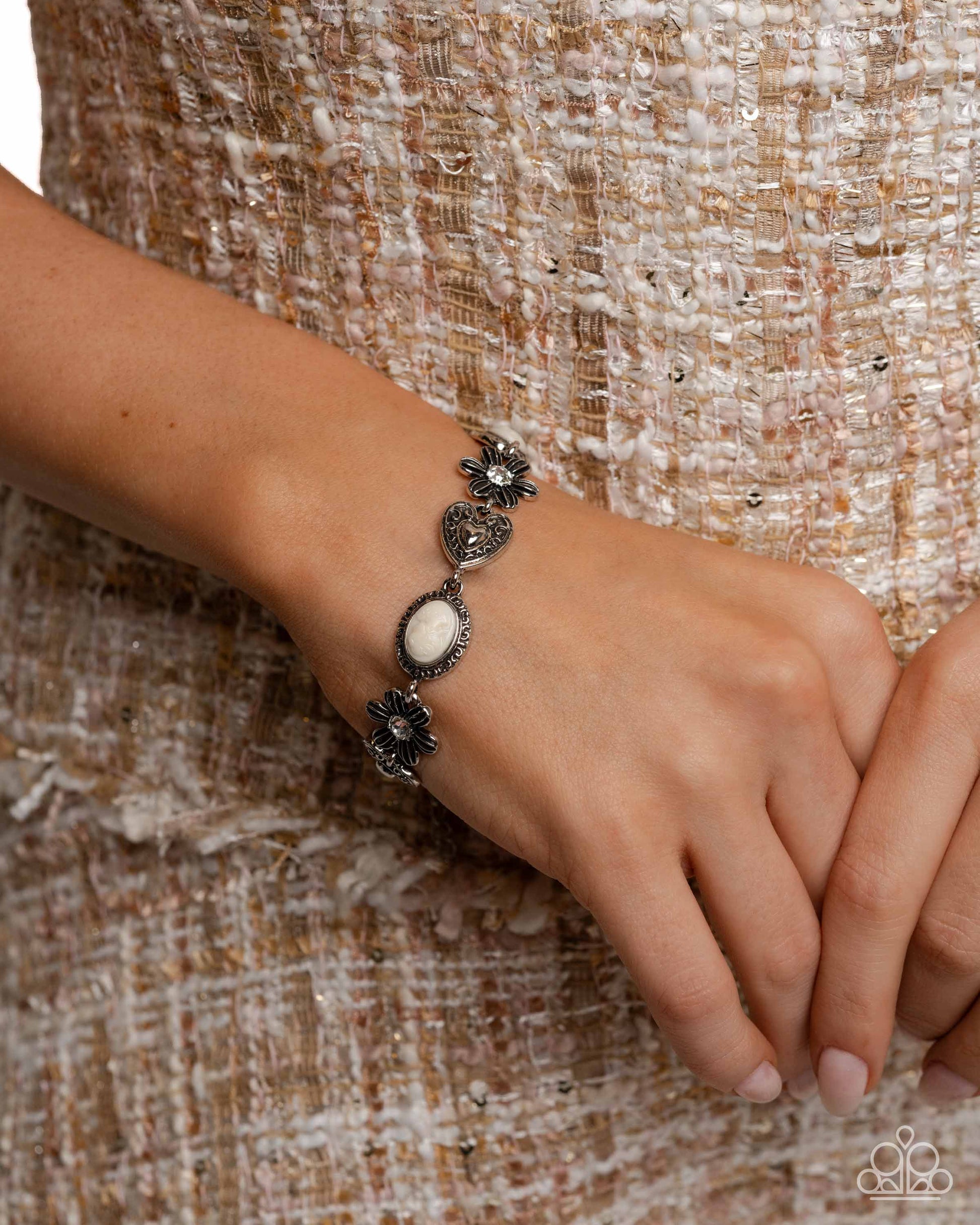 continuous-chronicle-complete-look-bb-wt-io