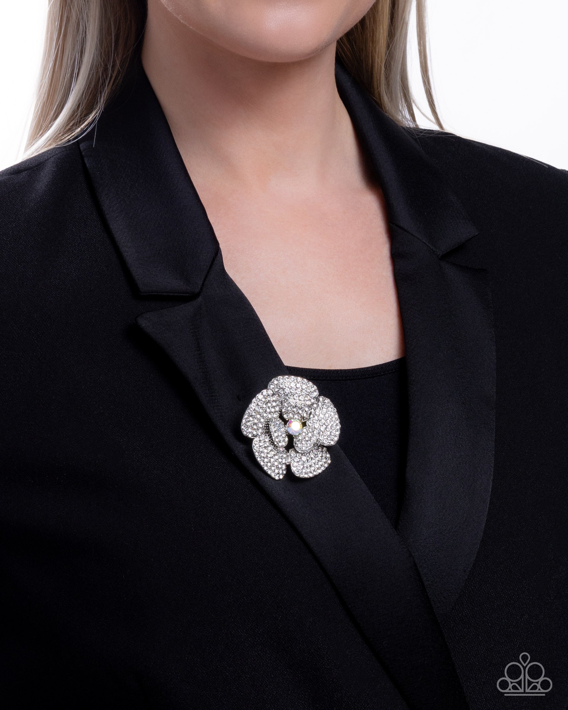 festive-flourish-white-p7br-wtxx-022xx