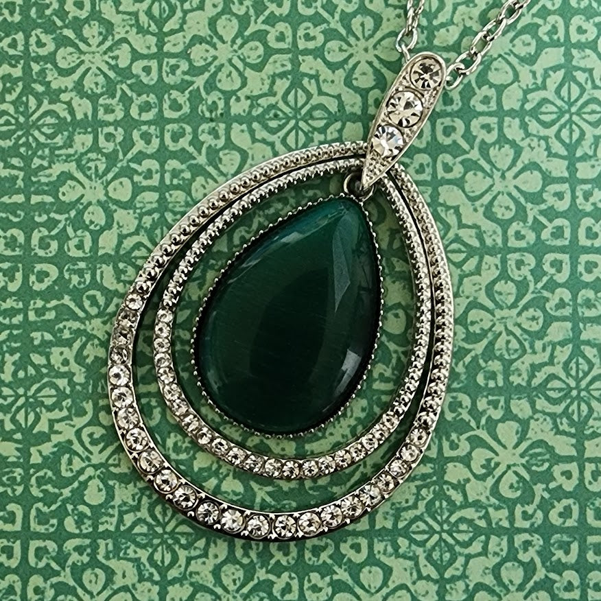 Paparazzi ♥ GLOW and Tell - Green ♥  Necklace