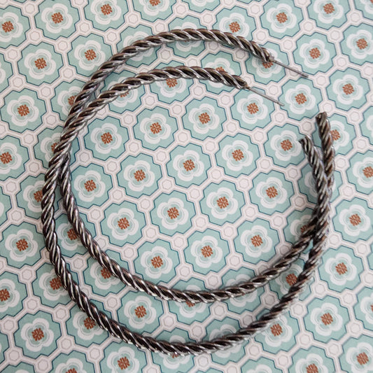 Paparazzi ♥ Resist The Twist - Black ♥  Earrings