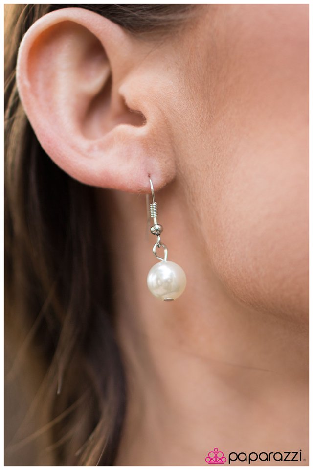 Paparazzi ♥ The Grand Banquet - White ♥ Necklace