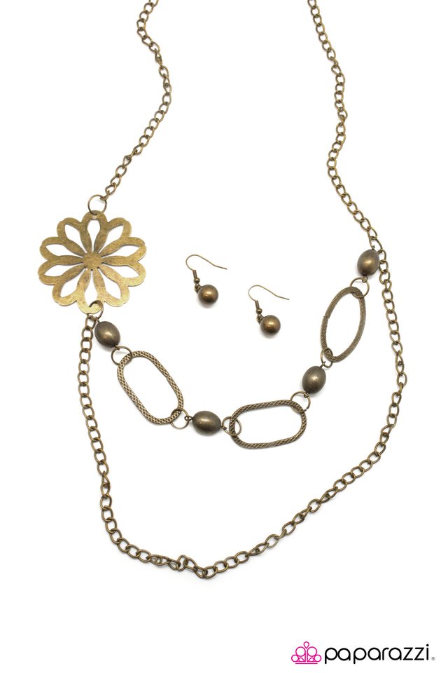 Paparazzi ♥ Fresh As A Daisy - Brass ♥ Necklace
