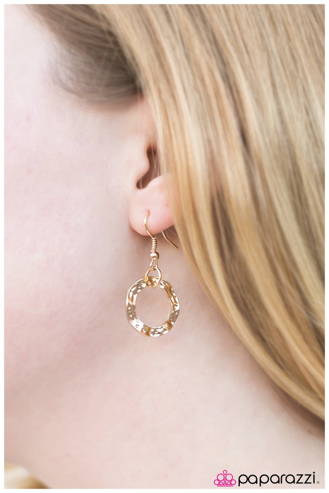 Paparazzi ♥ Surround Sound - Gold ♥ Necklace