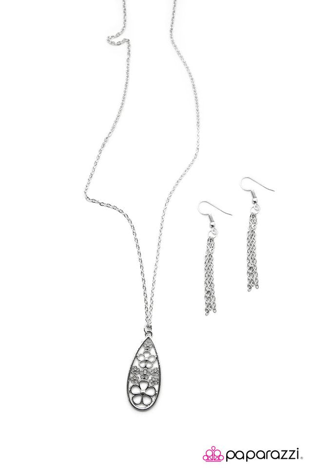 Paparazzi ♥ All Fine and Dandy - Silver ♥ Necklace