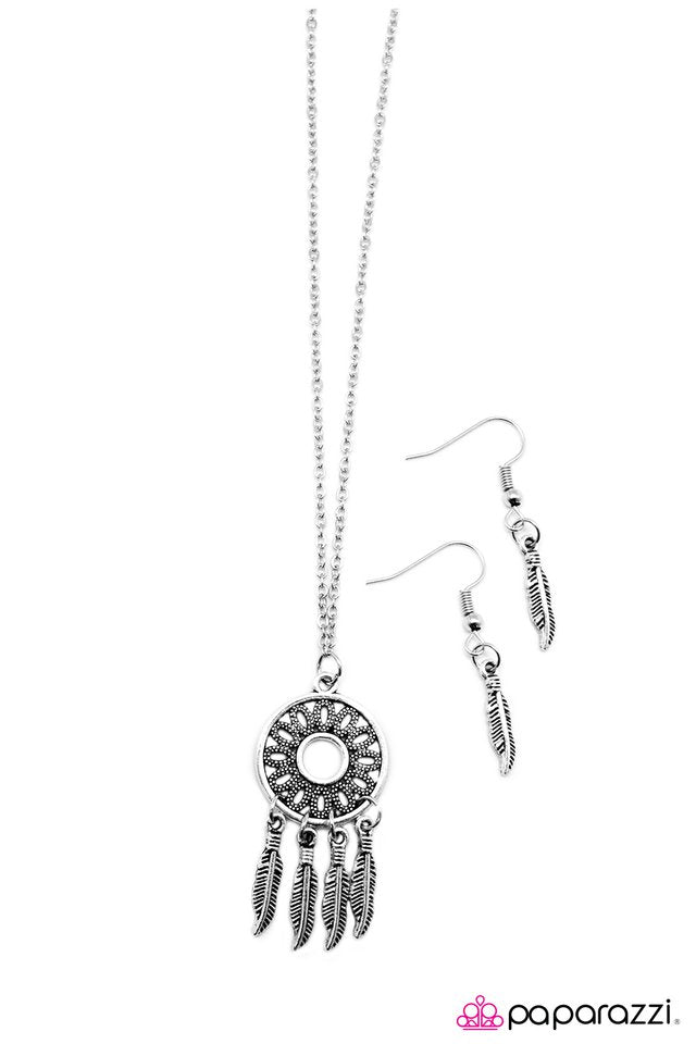 Paparazzi ♥ The Girl of Your Dreams - Silver ♥ Necklace