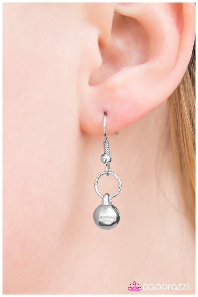 Paparazzi ♥ Shake It Up - Silver ♥ Necklace