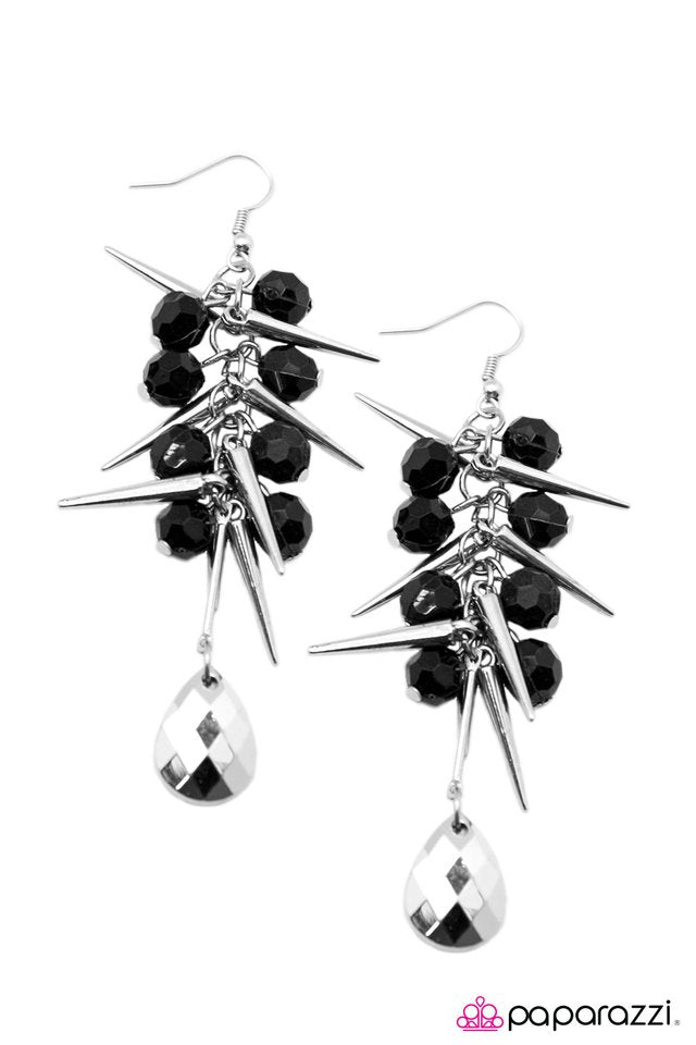 Paparazzi ♥ Clawing To The Top - Black ♥ Earrings