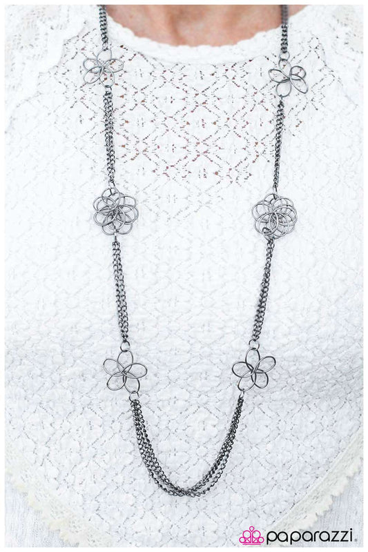 picking-petals-black-p2wh-bkxx-068xx