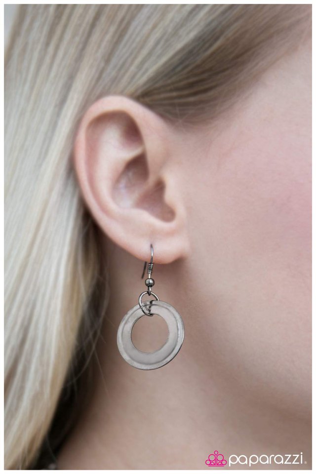 Paparazzi ♥ Fiercely Fastened - Black ♥ Necklace