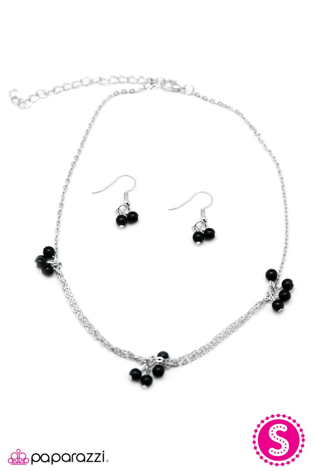 Paparazzi ♥ Modest Intentions - Black ♥ Necklace