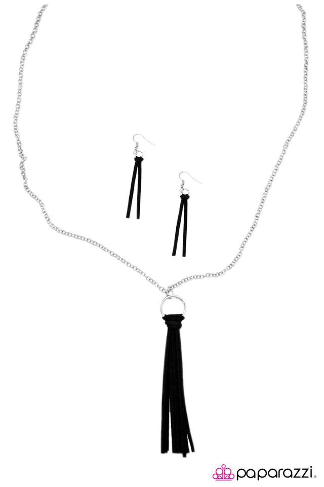 Paparazzi ♥ FRINGE with Benefits - Black ♥ Necklace