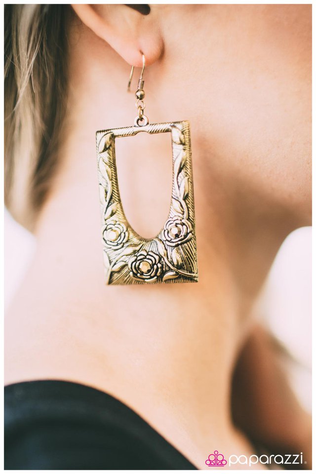a-floral-frame-of-mind-p5wh-brxx-037xx