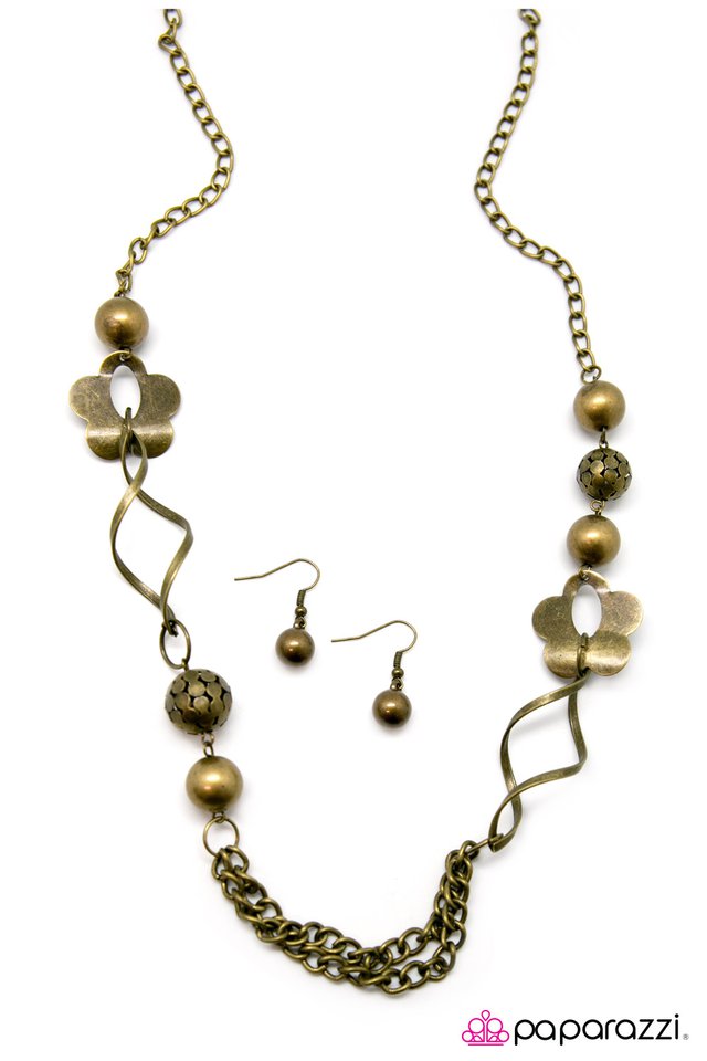 Paparazzi ♥ Daisy Duke - Brass ♥ Necklace