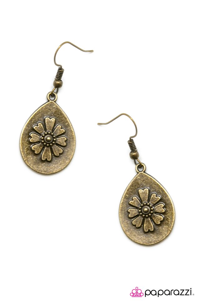 Paparazzi ♥ Rural Beauty - Brass ♥ Earrings
