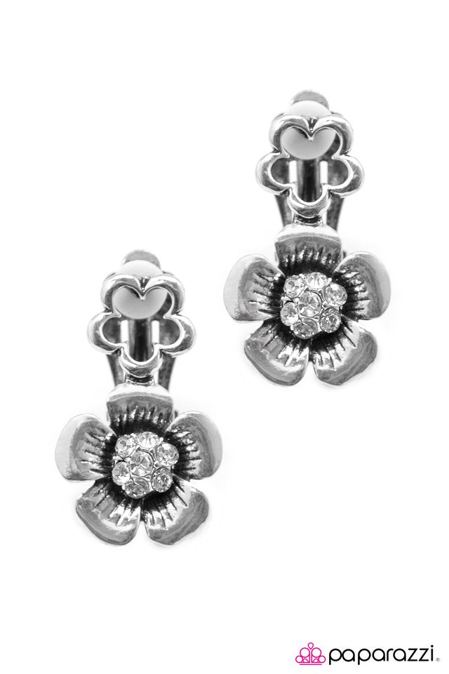 Paparazzi ♥ Adventures In Wonderland - White ♥ Clip-On