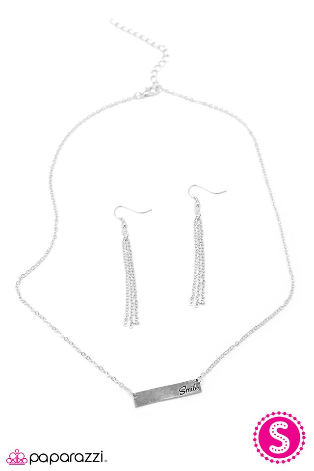 Paparazzi ♥ Keep Smiling - Silver ♥ Necklace