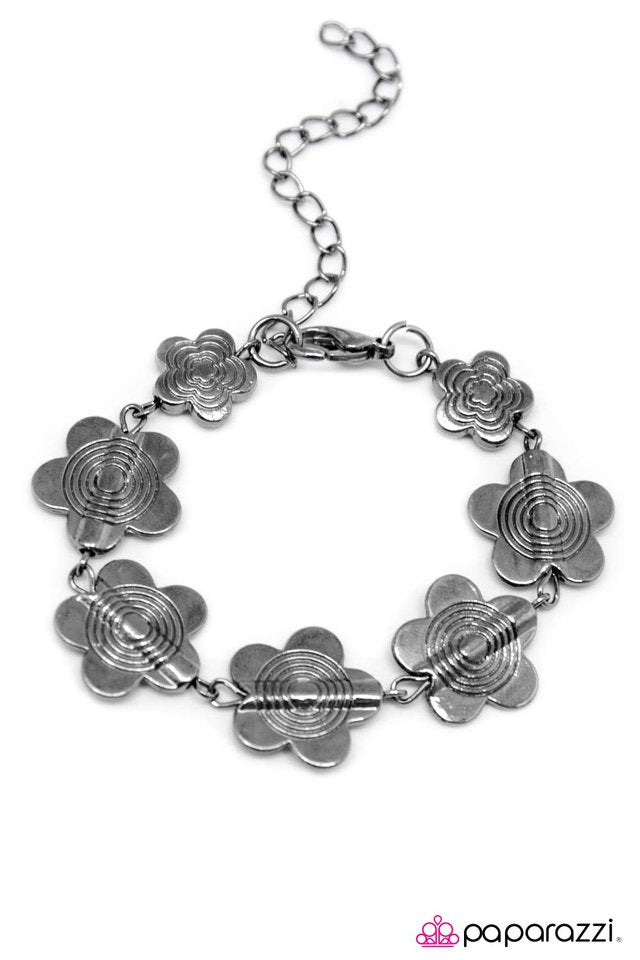 Paparazzi ♥ The Daisy Disco - Black ♥ Bracelet