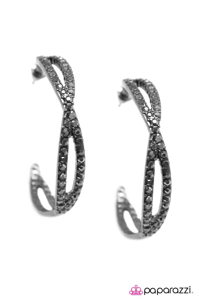 Paparazzi ♥ Off the Rails - Black ♥ Earrings