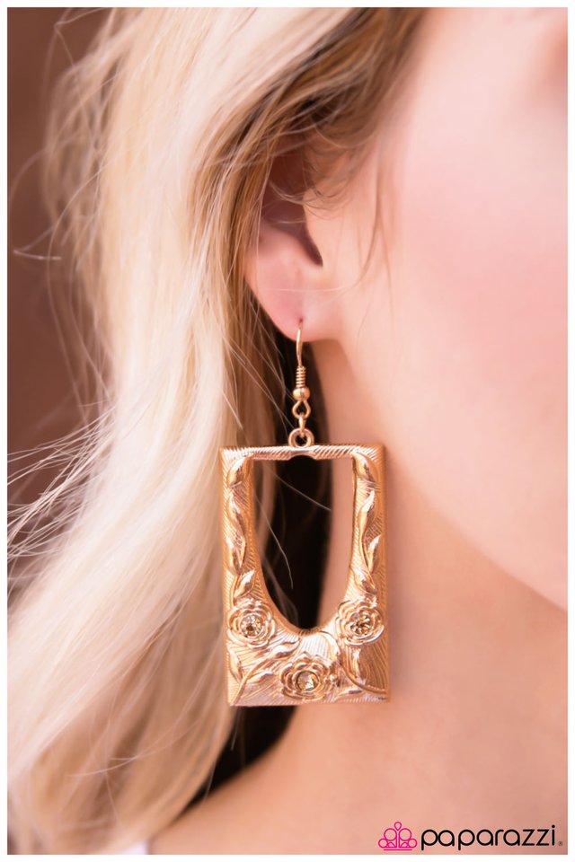 a-floral-frame-of-mind-gold-p5re-gdxx-037xx
