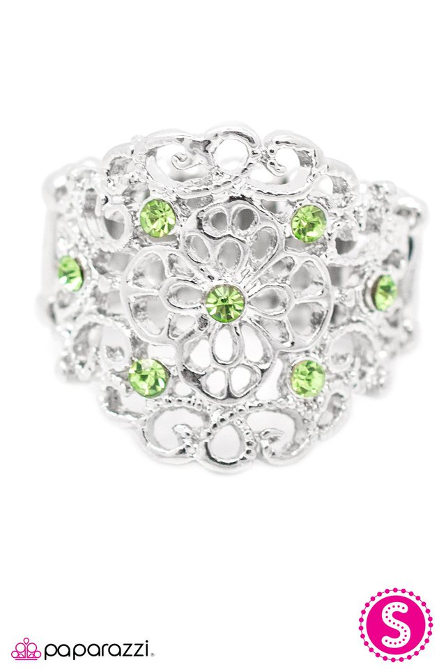 Paparazzi ♥ With A Twist - Green ♥ Ring