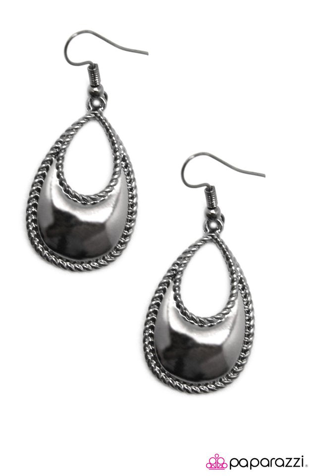 Paparazzi ♥ Live In Concert - Black ♥ Earrings