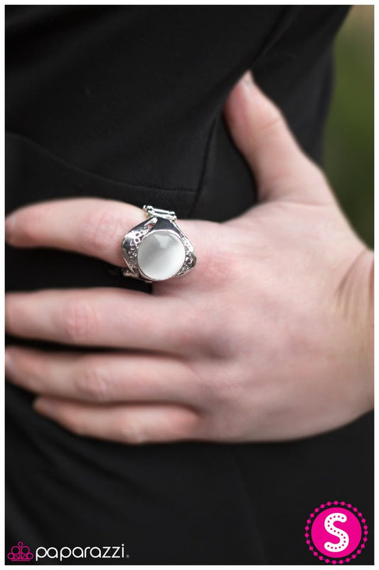 moon-over-white-p4re-wtxx-074xx