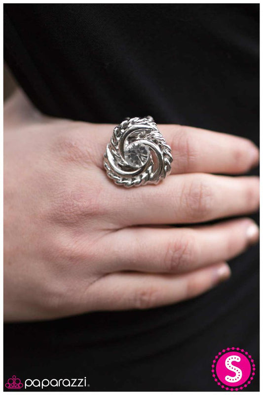 eye-of-the-hurricane-white-p4in-wtxx-021xx