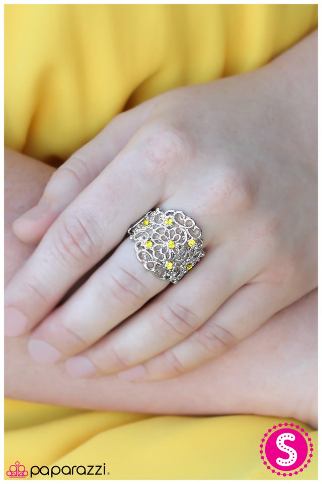 with-a-twist-yellow-p4wh-ywxx-049xx