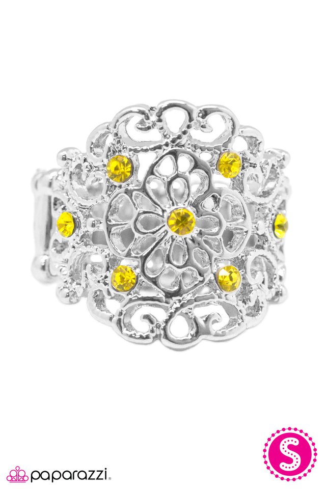 Paparazzi ♥ With A Twist - Yellow ♥ Ring